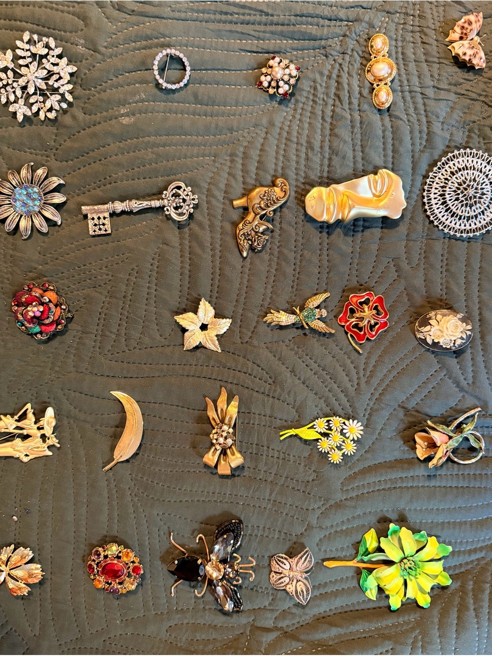A lot of 25 Vintage Mixed Floral and Novelty Brooch Collection